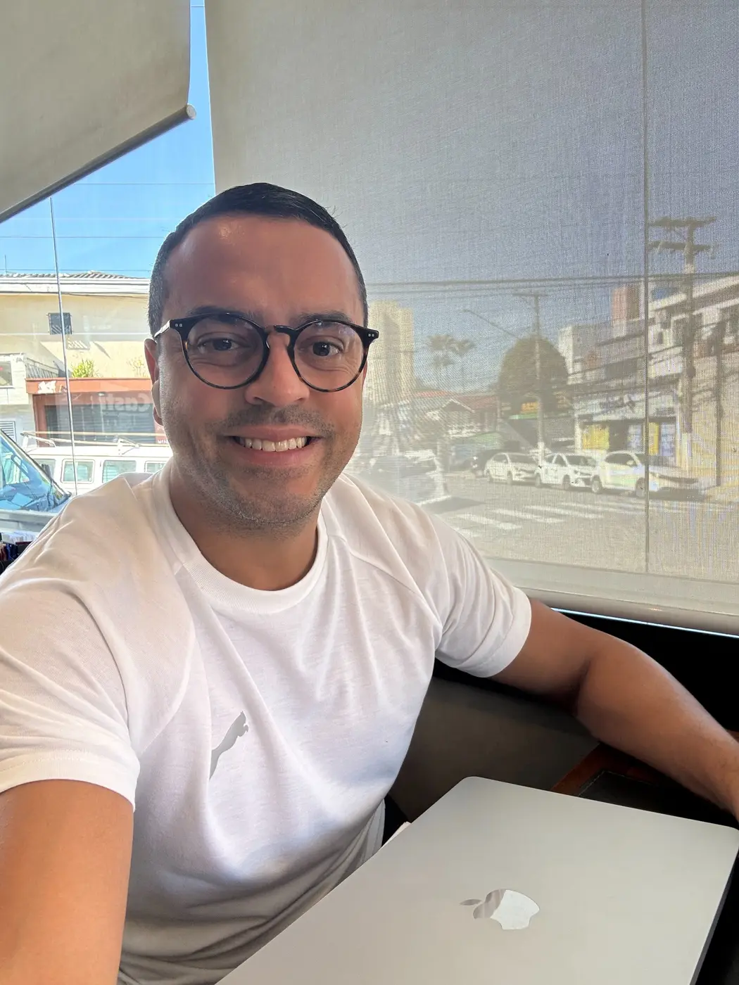 André Velasquez em sua rotina como representante comercial e implantador de operações para suplementos