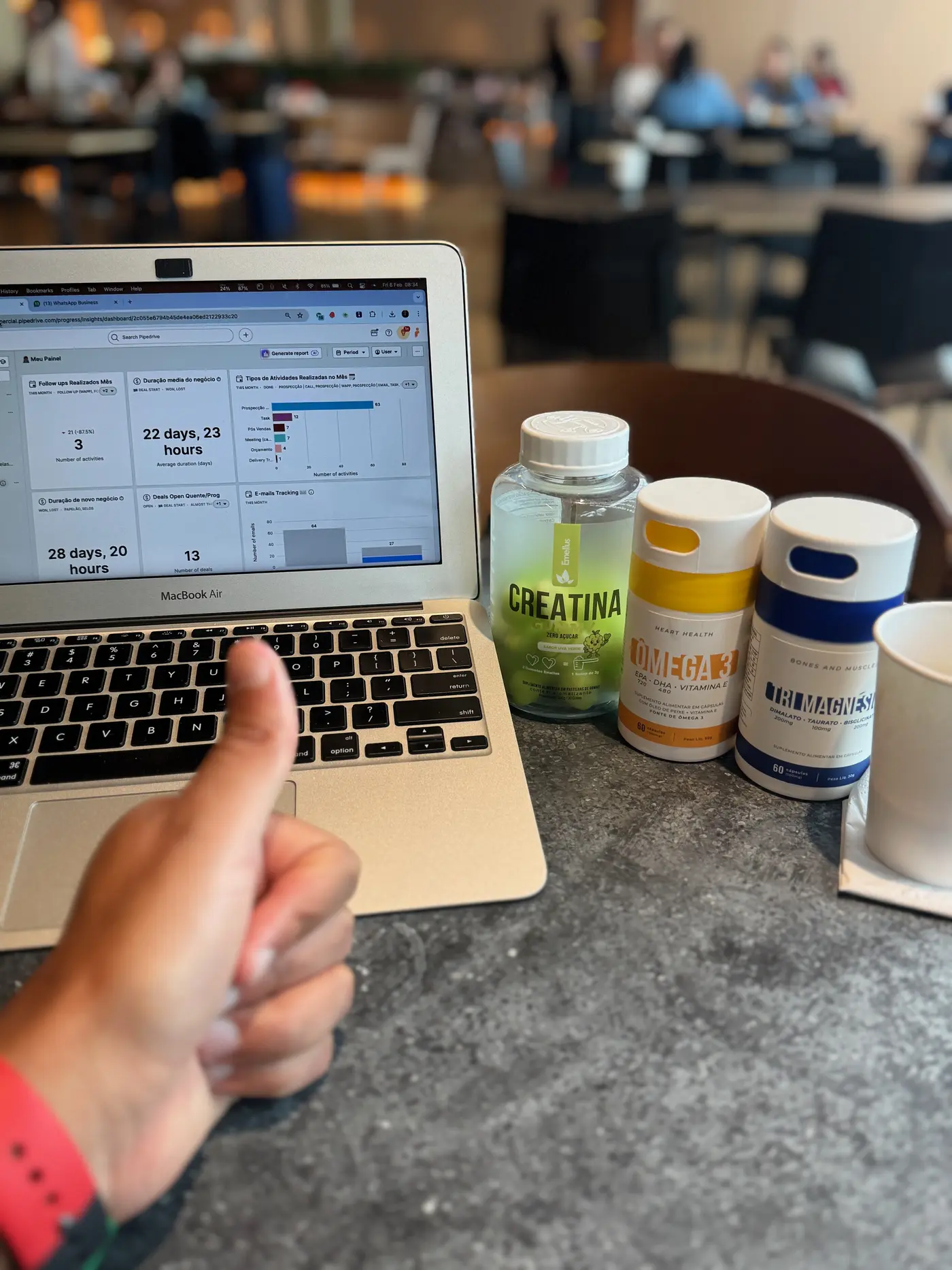 Notebook com painel comercial e produtos durante o treinamento da operação de uma marca de suplementos